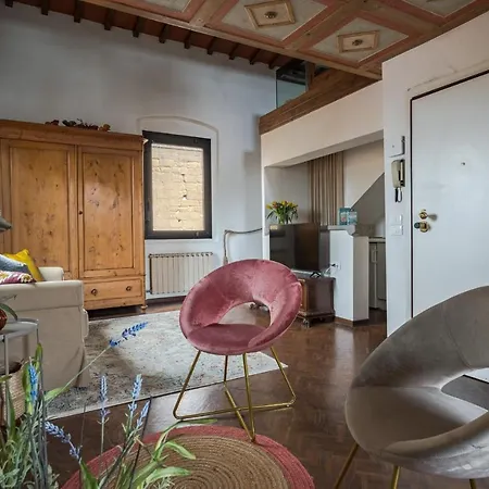 Via Lamberti, 3 - Charming - Charming And Historic 5th-floor Attic With Elevator In A Building At The Heart Of Vibrant Florence, Just A 2-minute Walk From Attractions Appartement