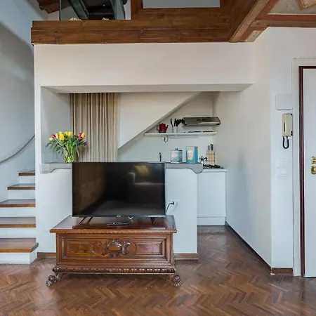 Charming Apartments: Historic Attic In Center