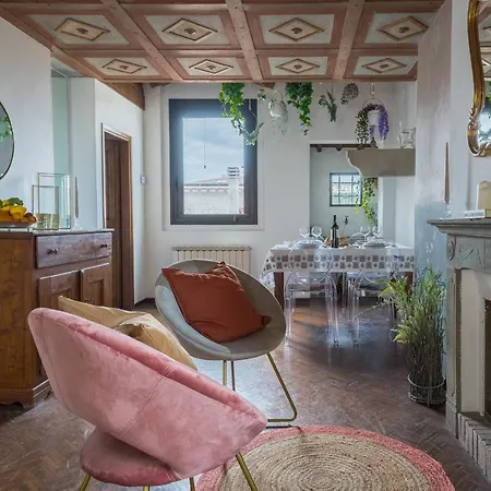 Via Lamberti, 3 - Charming - Charming And Historic 5th-floor Attic With Elevator In A Building At The Heart Of Vibrant Florence, Just A 2-minute Walk From Attractions فلورنس