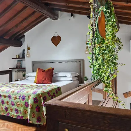Charming Apartments: Historic Attic In Center