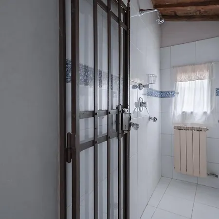 Via Lamberti, 3 - Charming - Charming And Historic 5th-floor Attic With Elevator In A Building At The Heart Of Vibrant Florence, Just A 2-minute Walk From Attractions Appartement *