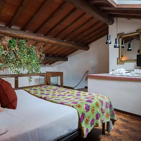 Charming Apartments: Historic Attic In Center Florence