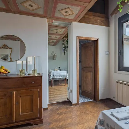Charming Apartments: Historic Attic In Center