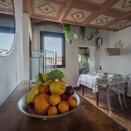 Charming Apartments: Historic Attic In Center Florence