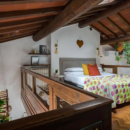 Charming Apartments: Historic Attic In Center