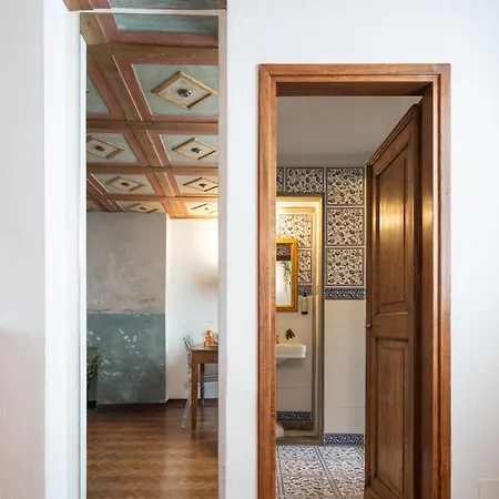 Via Lamberti, 3 - Charming - Charming And Historic 5th-floor Attic With Elevator In A Building At The Heart Of Vibrant Florence, Just A 2-minute Walk From Attractions