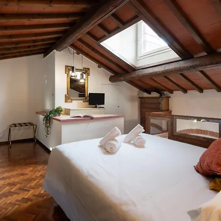 아파트 Via Lamberti, 3 - Charming - Charming And Historic 5th-floor Attic With Elevator In A Building At The Heart Of Vibrant Florence, Just A 2-minute Walk From Attractions 피렌체