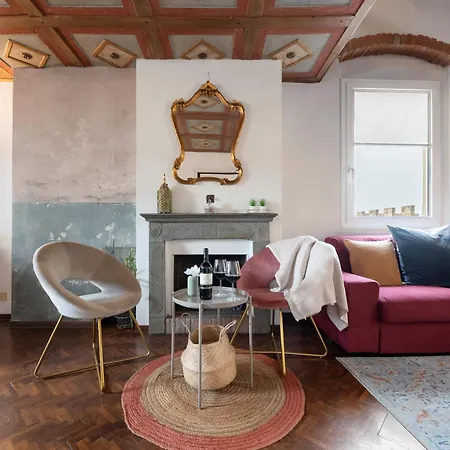 Via Lamberti, 3 - Charming - Charming And Historic 5th-floor Attic With Elevator In A Building At The Heart Of Vibrant Florence, Just A 2-minute Walk From Attractions Флоренция