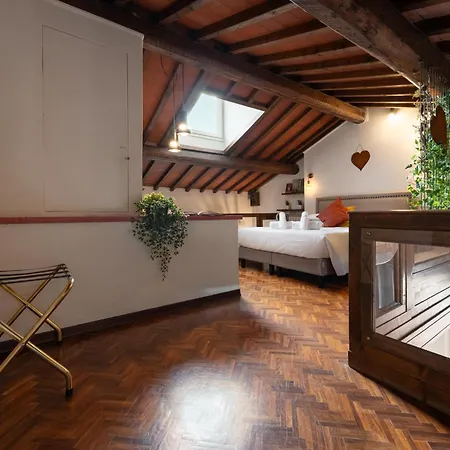 Via Lamberti, 3 - Charming - Charming And Historic 5th-floor Attic With Elevator In A Building At The Heart Of Vibrant Florence, Just A 2-minute Walk From Attractions * Флоренция
