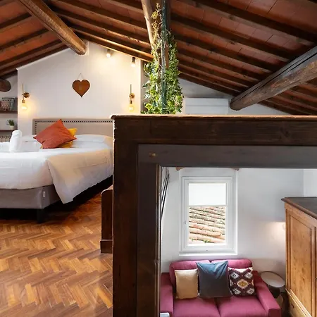 Via Lamberti, 3 - Charming - Charming And Historic 5th-floor Attic With Elevator In A Building At The Heart Of Vibrant Florence, Just A 2-minute Walk From Attractions