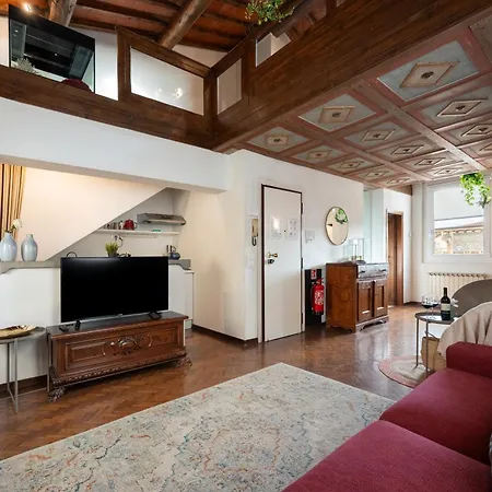 Via Lamberti, 3 - Charming - Charming And Historic 5th-floor Attic With Elevator In A Building At The Heart Of Vibrant Florence, Just A 2-minute Walk From Attractions Апартаменты