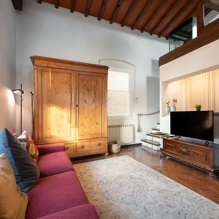 Via Lamberti, 3 - Charming - Charming And Historic 5th-floor Attic With Elevator In A Building At The Heart Of Vibrant Florence, Just A 2-minute Walk From Attractions Апартаменты Флоренция