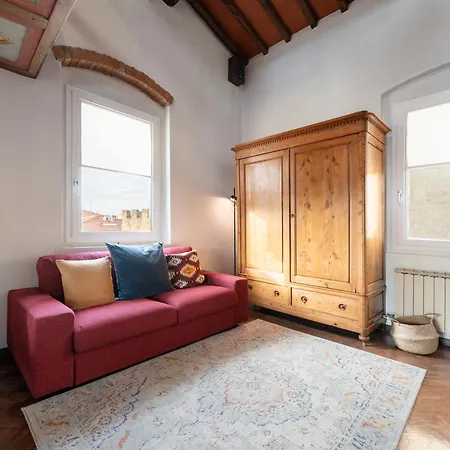 Via Lamberti, 3 - Charming - Charming And Historic 5th-floor Attic With Elevator In A Building At The Heart Of Vibrant Florence, Just A 2-minute Walk From Attractions *