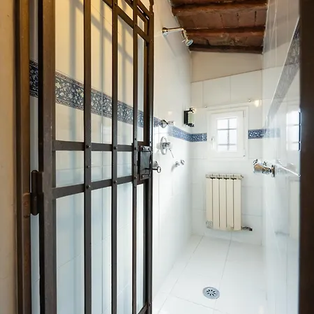 Апартаменты Via Lamberti, 3 - Charming - Charming And Historic 5th-floor Attic With Elevator In A Building At The Heart Of Vibrant Florence, Just A 2-minute Walk From Attractions Флоренция