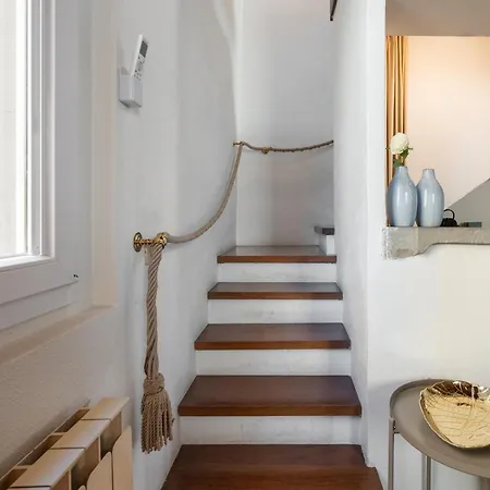 Via Lamberti, 3 - Charming - Charming And Historic 5th-floor Attic With Elevator In A Building At The Heart Of Vibrant Florence, Just A 2-minute Walk From Attractions Апартаменты *