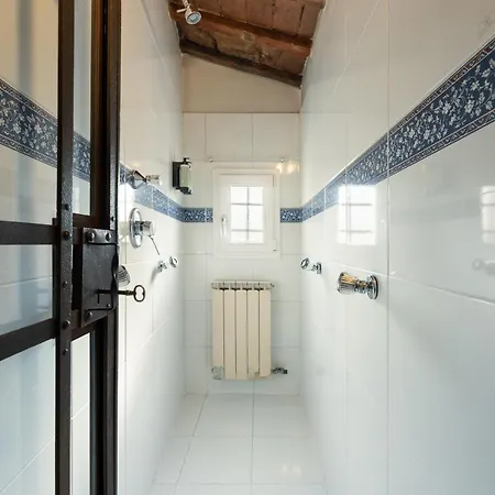 Апартаменты Via Lamberti, 3 - Charming - Charming And Historic 5th-floor Attic With Elevator In A Building At The Heart Of Vibrant Florence, Just A 2-minute Walk From Attractions *