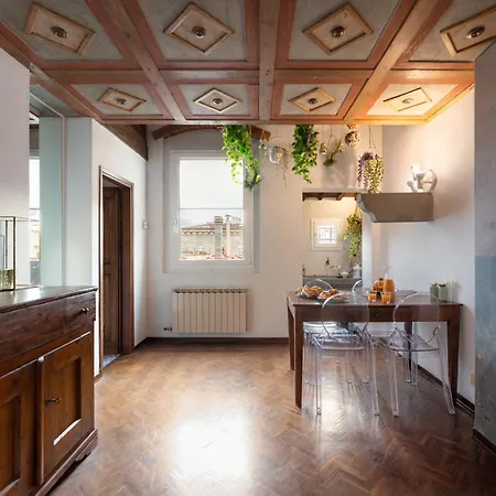 Via Lamberti, 3 - Charming - Charming And Historic 5th-floor Attic With Elevator In A Building At The Heart Of Vibrant Florence, Just A 2-minute Walk From Attractions Флоренция
