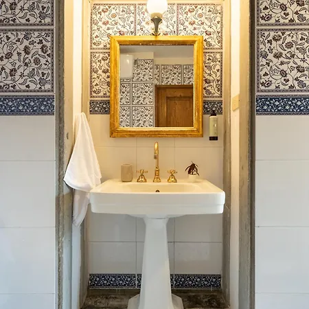 Via Lamberti, 3 - Charming - Charming And Historic 5th-floor Attic With Elevator In A Building At The Heart Of Vibrant Florence, Just A 2-minute Walk From Attractions