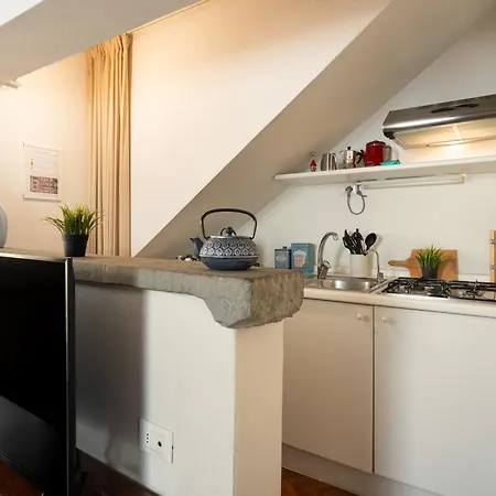 Via Lamberti, 3 - Charming - Charming And Historic 5th-floor Attic With Elevator In A Building At The Heart Of Vibrant Florence, Just A 2-minute Walk From Attractions