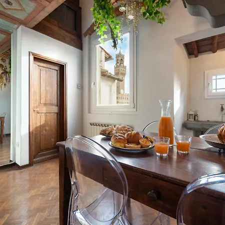 Апартаменты Via Lamberti, 3 - Charming - Charming And Historic 5th-floor Attic With Elevator In A Building At The Heart Of Vibrant Florence, Just A 2-minute Walk From Attractions